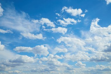 Mavi gökyüzündeki beyaz bulutlar, gökyüzündeki bulutlar