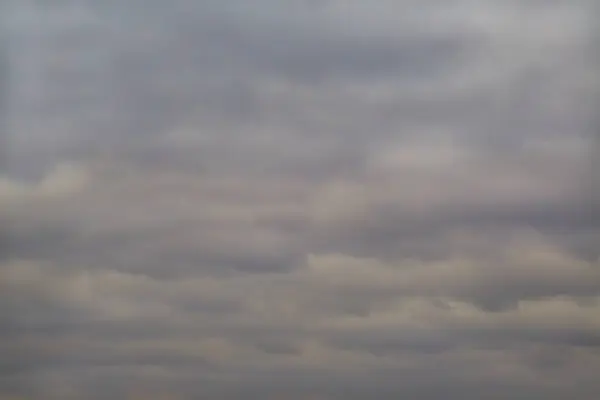 Kalın bulutlar gökyüzünü tamamen, bulutlu sonbahar gökyüzünü kaplıyor..