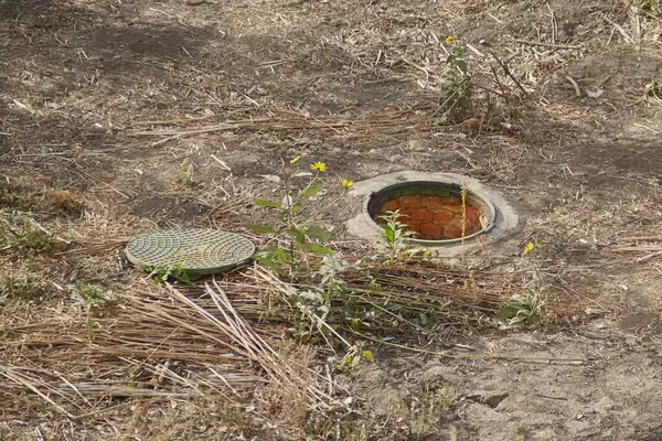 Çimlerin arasındaki topraktaki bir lağım çukurunun açık olması, kanalizasyona düşme tehlikesi, şehir ortamında güvenlik, kentsel yeraltı iletişiminin sürdürülmesi....