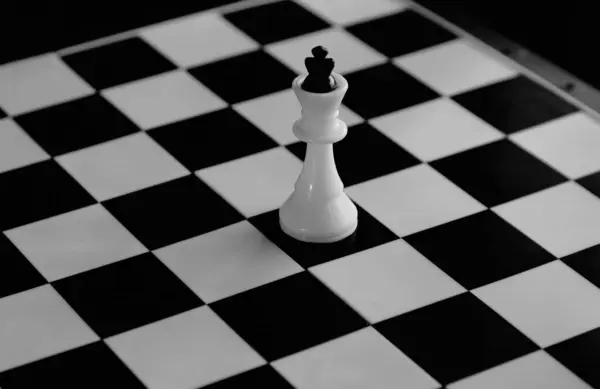 Boş bir satranç tahtasında beyaz satranç kralı, liderlik, yalnızlık, sorumluluk, ana, barış ve sükunet üzerine odaklan, geleceği planla