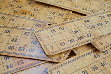 Eski moda sarı tombala kartları