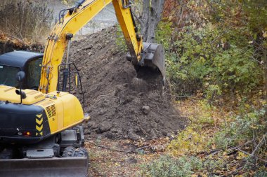 Kazıcı bir temel kazıyor ve inşaatın önemli bir aşamasını tamamlıyor..