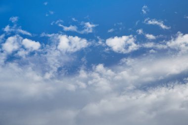  Mavi gökyüzünde beyaz bulutların sırtı