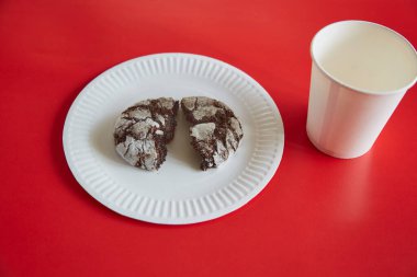 Kırmızı zemin üzerinde beyaz bir tabakta çatlak kurabiyeler