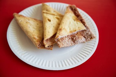 Taze pişmiş tarçınlı şeker tortilla, tabakta patates kızartması.