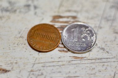 Bir sentlik ve bir rublelik sikkeler makro çekimde yan yana yatar, arka plan bulanıklaşır, rubledeki değer kaybı, Rus para biriminin enflasyonu, bir sentten fazla eder, Rusya 'da enflasyon.