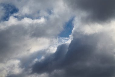 Rüzgar gökyüzündeki bulutları yırttı, bulutlar arasında bir boşluk, bulutlar arasında berrak bir gökyüzü görünüyor.