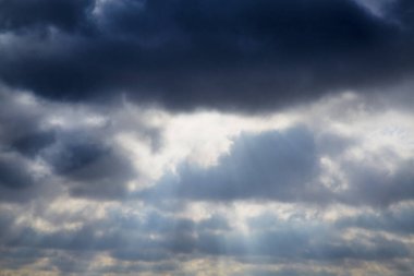  Işık gökyüzündeki yağmur bulutlarının arasından kırılır, ışık bulutların arasından geçer, bulutların arasından ışık huzmeleri geçer..