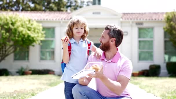 Mutlu Adam Öğretmen Erkek Öğrenciye Okul Dışında Yemek Veriyor Yavaş — Stok video