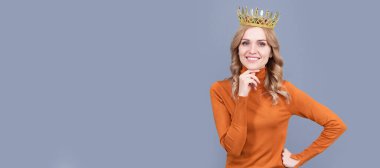 Taçlı prenses kadın. Zafer portresi. Gülümseyen, taç giymiş sarışın kadın. Kendine güvenen kraliçe. Kendini beğenmişlik taslıyor. Kadın portresi, kopyalanmış başlık pankartı