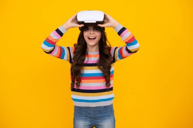 VR kulaklık takan harika bir genç. Çocuk video oyunu oynuyor. Dijital gelecek ve yenilik. Sanal gözlüklü çocuk. Heyecanlı genç kız