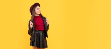 Şapkalı, deri elbiseli mutlu genç kız, moda. Çocuk yüzü, yatay poster, izole edilmiş genç kız portresi, fotokopi alanı olan pankart