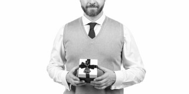 Kırpılmış adam hediye kutusunu beyaz arka planda izole ediyor, alışveriş yapıyor.