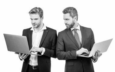 İnternette iş yapıyorum. Beyazda izole edilmiş dijital profesyoneller. İş adamları bilgisayarda çalışır. E-ticaret işi. Şirket blogcuları. Uzak çalışma.