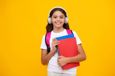 Okula dönelim. Okul çantalı kulaklıklı liseli kız öğrenci izole stüdyo geçmişi üzerine kitap tutuyor. Okul ve eğitim kavramı