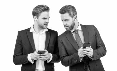 Takım elbiseli iki iş arkadaşı, beyaz ve çevrimiçi iletişimde izole edilmiş görüşmeler için telefon kullanıyor..