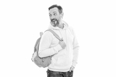 Kapüşonlu sakallı ve bıyıklı neşeli olgun bir adam okul çantası ya da sırt çantası taşıyor..