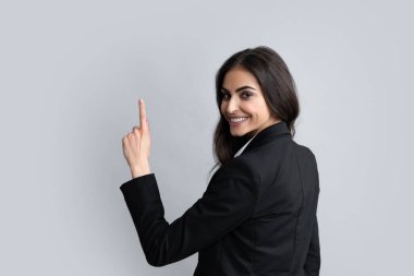 Kadın fotokopi alanını işaret ediyor, kopyalama alanını gösteriyor. Promosyon, reklam içerikli jest gösteren kız, elle tavsiye edilen ürünü işaret ediyor. İzole edilmiş arkaplan