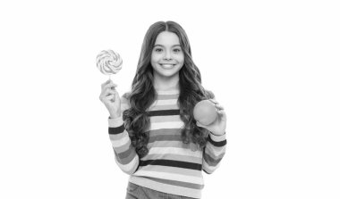 Portakal meyveli ve lolipoplu renkli süveterli mutlu çocuk beyaz, çocukluğunda izole edilmiş..