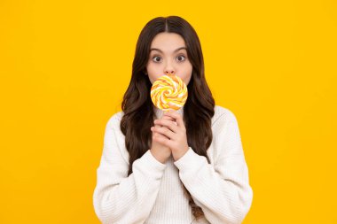 Komik surat. Lolipopu olan ergen bir kız, şeker yiyen bir çocuk, şekerci dükkanı olan çocuklar. Heyecanlı genç kız