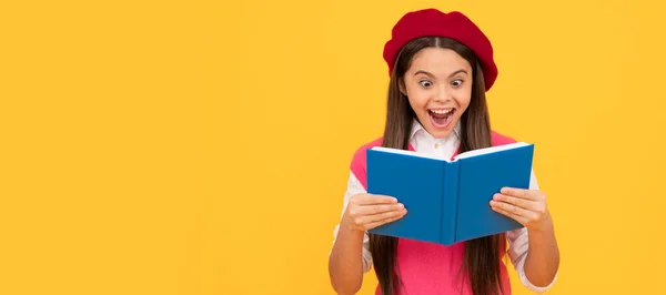 信じられない 学校に戻って ベレー帽の子供は勉強の準備ができて驚いた 驚くべき子供の読書本 女子大生の旗 女子高生の肖像画とともにコピースペース — ストック写真