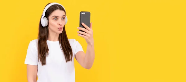 Ung Flicka Lyssna Musik Hörlurar Hålla Telefonen Gul Bakgrund Selfie — Stockfoto