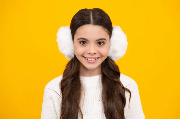 冬天的帽子寒冷季节的概念 儿童冬季时尚饰品 穿着冬季暖耳罩耳罩的少女 少女快乐的脸庞 积极的微笑的情绪 — 图库照片