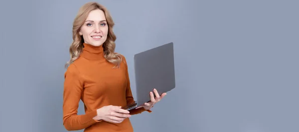 Mutlu Kadın Taşınabilir Kişisel Bilgisayar Kullanıyor Çevrimiçi Gri Arka Plan — Stok fotoğraf