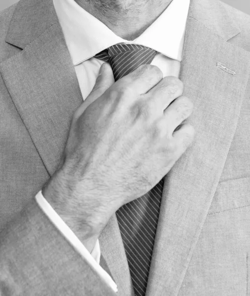 Closeup Περικοπή Άνθρωπος Επιχειρηματικό Κοστούμι Και Γραβάτα Χέρι Φορμαρισμένο Ένδυμα — Φωτογραφία Αρχείου
