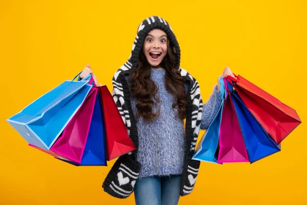 冬季购物大减价惊讶的青少年 小女孩拿着购物袋 享受着黄色背景的独立销售 少女的画像准备去买东西了 兴奋的少女 — 图库照片