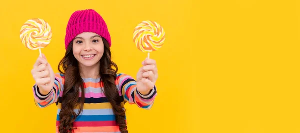 Ευτυχισμένο Κορίτσι Παιδί Κρατήσει Γλειφιτζούρι Γλυκό Επιλεκτική Εστίαση Ζαχαροπλαστείο — Φωτογραφία Αρχείου