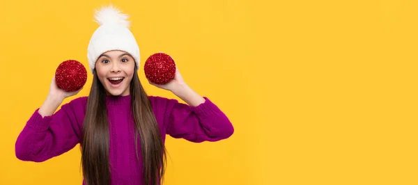 Κατάπληκτος Έφηβος Κορίτσι Φορούν Καπέλο Κρατήσει Διακοσμητικές Μπάλες Χριστούγεννα Banner — Φωτογραφία Αρχείου