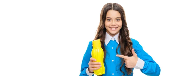 Mutlu Çocuk Işaret Parmağı Sarı Plastik Içecek Şişesine Içecek Ürününe — Stok fotoğraf