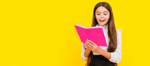 Happy Girl Dítě Číst Školní Učebnice Žluté Pozadí Čtení Horizontální — Stock fotografie