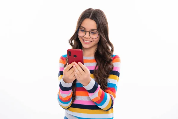 一个带着智能手机的少女使用手机 手机网络应用的青少年肖像 快乐的女孩脸 积极的微笑的情绪 — 图库照片