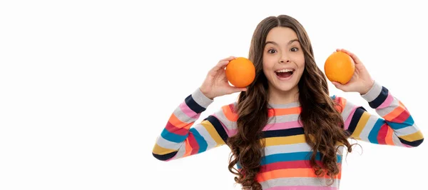 オレンジ色の果物が白い上に隔離されたカラフルなセーターの子供は驚きました オレンジ色の子供の女の子の肖像画 水平ポスター コピースペース付きバナーヘッダー — ストック写真