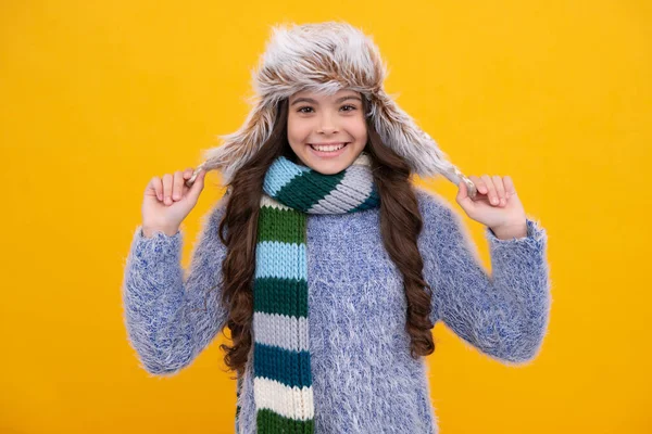 모자를 스웨터를 아름다운 배경을 아이입니다 소녀들의 긍정적 미소짓는 — 스톡 사진