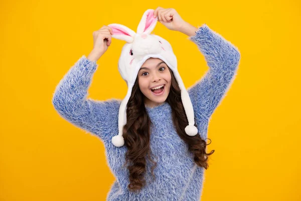 Adolescente Espantoso Menina Adolescente Moderna Usando Suéter Chapéu Malha Fundo — Fotografia de Stock