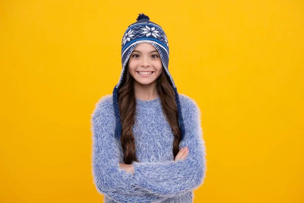 冬の帽子と暖かいセーターの美しい10代の女の子 黄色の隔離された背景の子供 幸せな顔 正と笑顔の感情のティーンエイジャーの女の子 — ストック写真