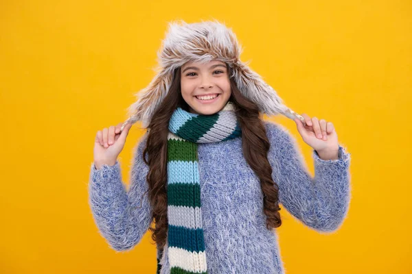 Nowoczesna Nastolatka Letnia Nosząca Sweter Dziany Kapelusz Izolowanym Żółtym Tle — Zdjęcie stockowe