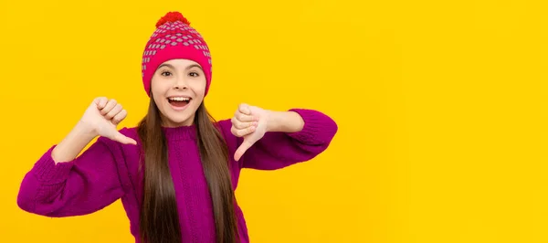 肯定的な感情を表現する 指を指します ニット帽の子供は驚きました 子供は暖かい服を着る 子供の顔 水平ポスター 十代の女の子隔離された肖像画 コピースペースのバナー — ストック写真
