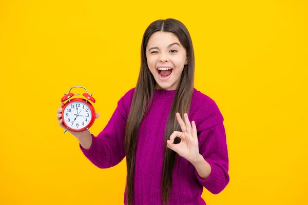 Cara Excitada Niña Estudiante Con Reloj Aislado Sobre Fondo Amarillo — Foto de Stock