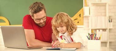 Ders sırasında dizüstü bilgisayarı olan öğretmen ve öğrenci afişi, sınıfta dizüstü bilgisayarı ve babalığı olan öğretmen ve çocuk eğitimi.