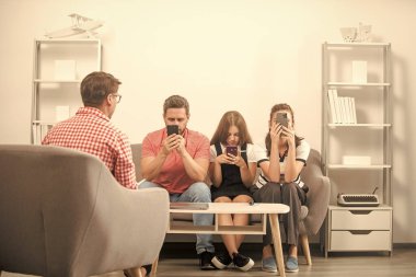 Telefon bağımlısı bir çocuk, anne ve babası psikoloğun yanında oturmuş, internet problemi çözüyorlar..