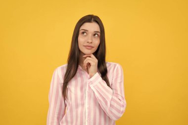 Düşünen genç bir kadının portresi, boş bir boşluğa bakıyor. Stüdyoda başka yöne bakan düşünceli ciddi bir model. Kız seçiminin sorunları çözeceğini düşündü.