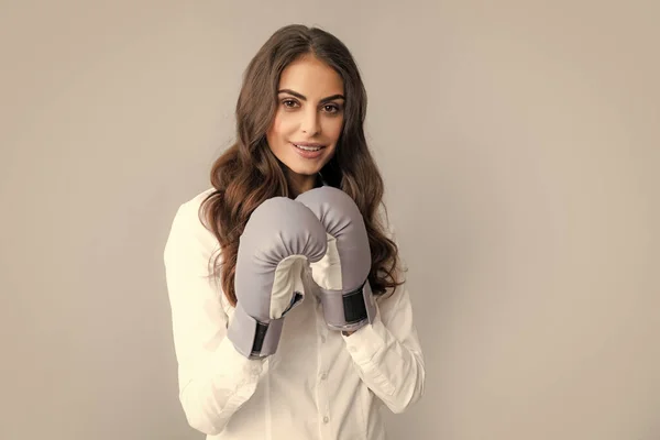 Успішна Бізнес Леді Має Боксерські Рукавички Одягнені Сорочку Ізольовані Сірому — стокове фото