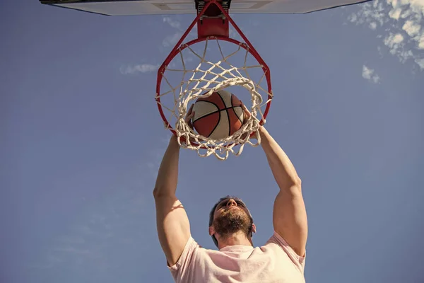 Giocatore Dunking Palla Basket Attraverso Anello Rete Con Mani Motivazione — Foto Stock