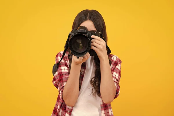 Tini Életmód Tinédzser Hipszter Professzionális Kamerával Lány Fényképezőgép Fényképezés Elszigetelt — Stock Fotó