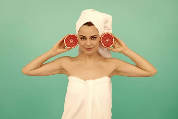 Jonge Vrouw Handdoek Douche Met Grapefruit Blauwe Achtergrond Huidconcept — Stockfoto