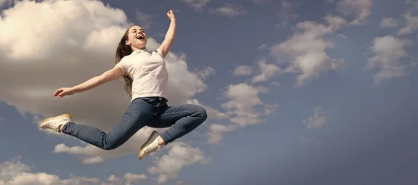 Счастливый Подросток Прыгает Фоне Неба Горизонтальный Плакат Изолированного Детского Лица — стоковое фото